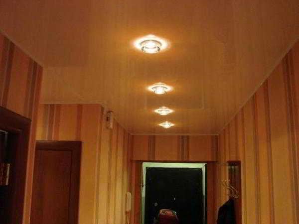 Преимущества и варианты дизайна натяжных потолков в прихожей Преимущества и варианты дизайна натяжных потолков в прихожей