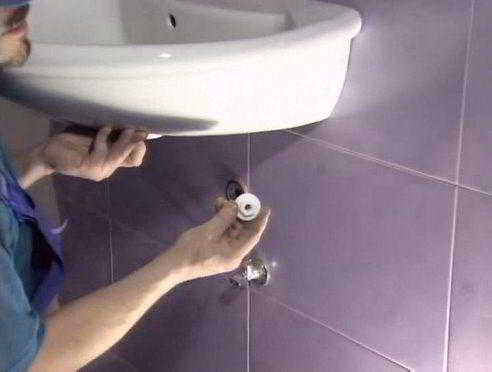 Монтаж умывальника &ndash; основные варианты установки и их особенности