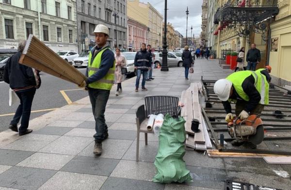 В центре Петербурга демонтировали незаконные летние кафе
В центре Петербурга демонтировали незаконные летние кафе