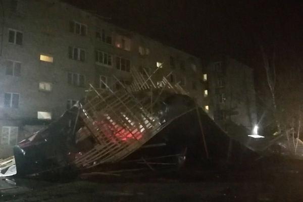 Свежеотремонтированную крышу российского дома унесло ветром Свежеотремонтированную крышу российского дома унесло ветром