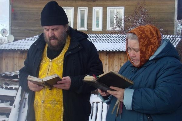 Аварийный фонтан в&nbsp;российском городе решили утихомирить молитвой