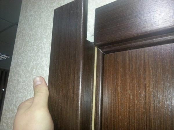 Что делать, если на стыке под наличниками большие щели Что делать, если на стыке под наличниками большие щели