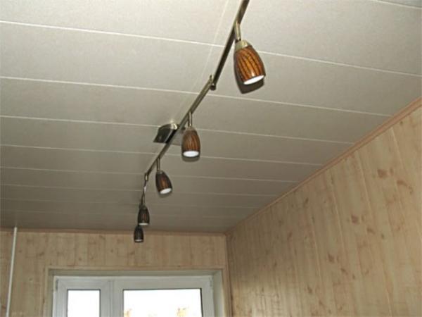 Потолок в спальне из ПВХ панелей
