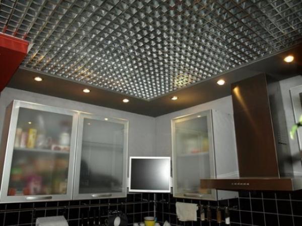 Плюсы и минусы применения на кухне решетчатых потолков