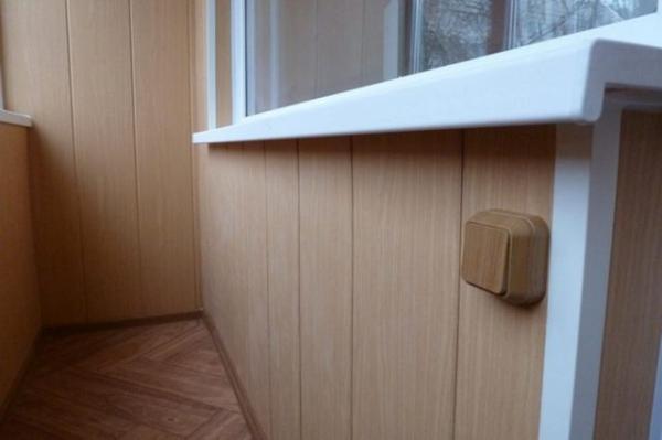 Использование пластиковых панелей для отделки балкона Использование пластиковых панелей для отделки балкона