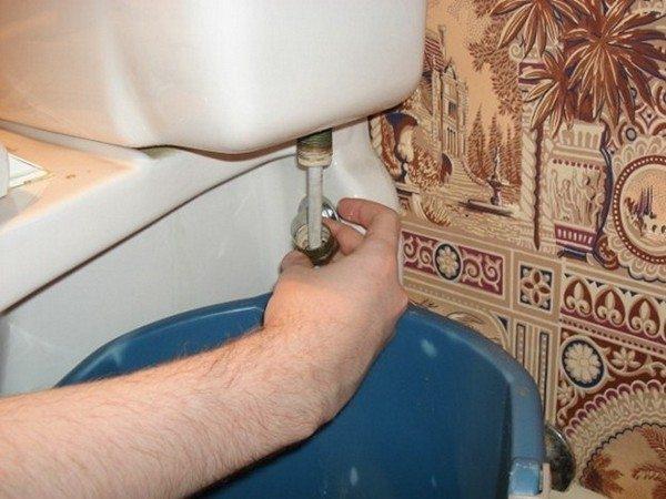 Крепление бачка к унитазу: 3 способа монтажа без ошибок Крепление бачка к унитазу: 3 способа монтажа без ошибок