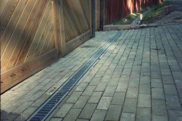 Канализационные лотки для ливневки: классификация и используемые материалы Канализационные лотки для ливневки: классификация и используемые материалы