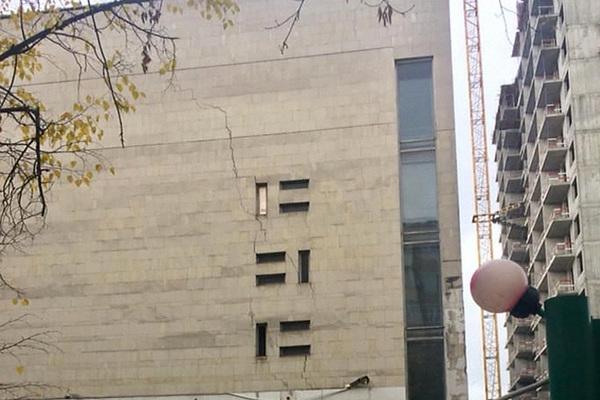В Москве треснула стена театра «Сатирикон» В Москве треснула стена театра «Сатирикон»