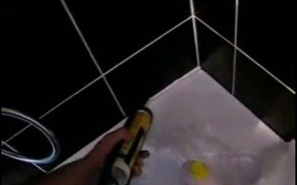Стеклянные и пластиковые душевые ограждения с поддоном