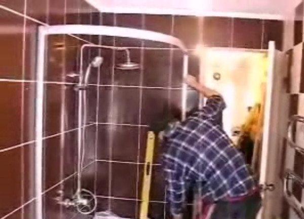 Стеклянные и пластиковые душевые ограждения с поддоном