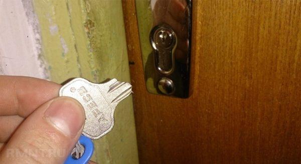 Как женщине самостоятельно открыть заклинивший замок