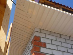 Софит для подшивки крыши: какие существуют способы Софит для подшивки крыши: какие существуют способы