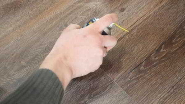 Почему ламинат прогибается и скрипит: 5 ошибок укладки, которые можно устранить Почему ламинат прогибается и скрипит: 5 ошибок укладки, которые можно устранить