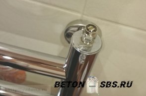 Как спустить воздух с полотенцесушителя без помощи других?
