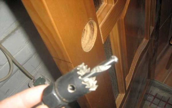 Установка замка в межкомнатную дверь своими руками