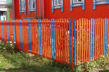 Чем лучше покрасить деревянный забор Чем лучше покрасить деревянный забор